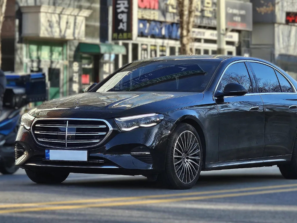 Private chauffeur vehicles in Nice 5 Black Mercedes E-Class, chauffeur-driven business saloon