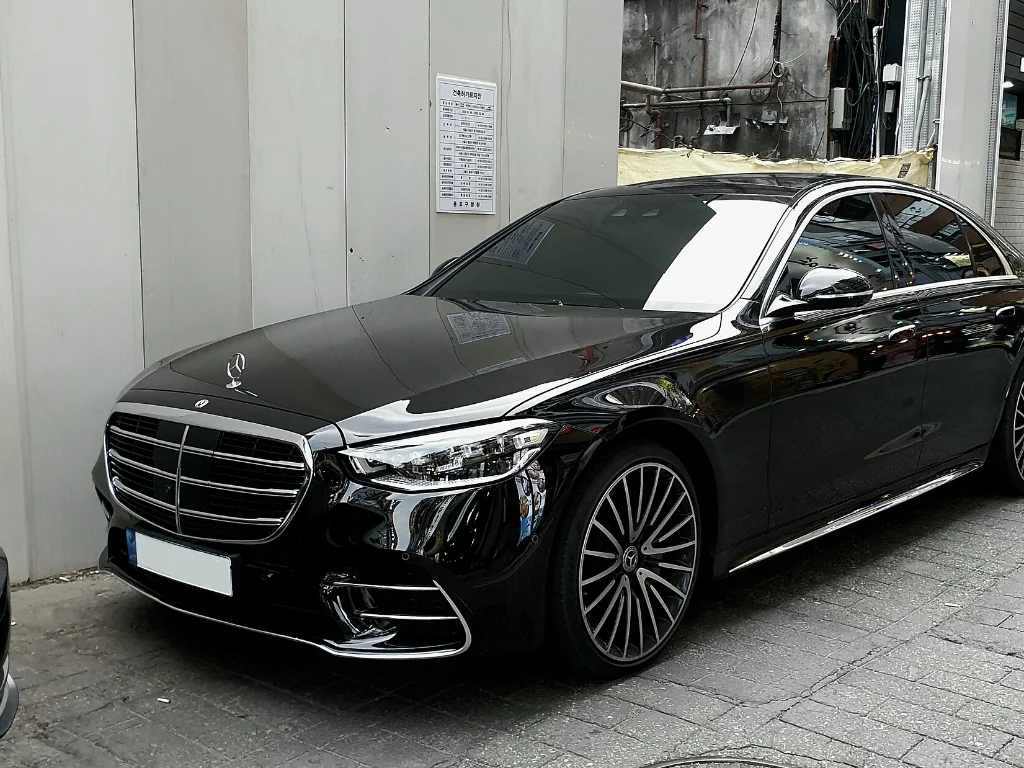 Private chauffeur vehicles in Nice 8 Black Mercedes S-Class, chauffeur-driven luxury saloon